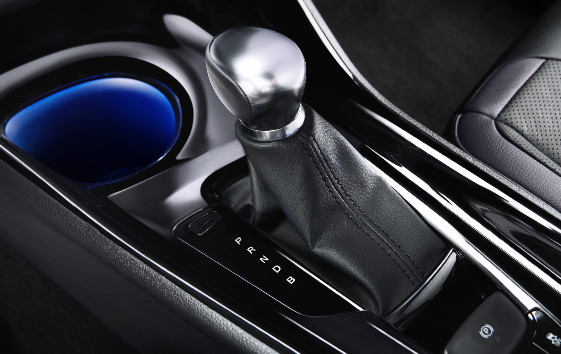 Vista detallada de la palanca de cambios del Toyota C-HR primera generación