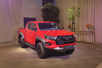 Vista frontal lateral de la Toyota Hilux GR Sport, mostrando su robustez y diseño deportivo.