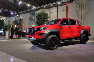 Vista lateral Toyota Hilux GR Sport mostrando su robustez y diseño deportivo.