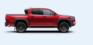Vista lateral del Toyota Hilux GR Sport 2024 mostrando su perfil robusto y deportivo.