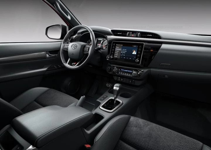 Vista lateral del habitáculo del Toyota Hilux GR Sport 2024, destacando su diseño y acabados.