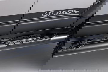 Detalle del estribo JAOS en Toyota Land Cruiser 2024, realzando su aspecto off-road.