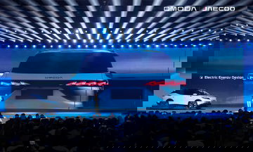 Vista trasera del Omoda 7 presentando su diseño de iluminación distintivo.