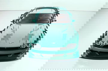 Vista frontal del vehículo resalta diseño de faros y capó. Destaca parrilla distintiva.
