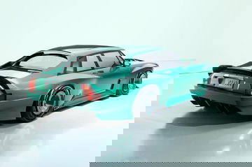 Vista trasera del deportivo en color verde destaca su diseño aerodinámico y musculoso.