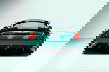 Vista trasera de un vehículo con distintivo TWR, destacando su diseño aerodinámico y alerón deportivo.