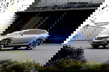 Prototipo de coche eléctrico en una perspectiva lateral, resaltando su diseño futurista
