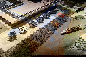Vista aérea de la gama del Dacia Duster, mostrando variedad de colores.