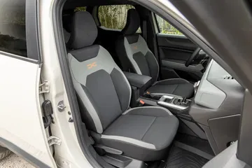 Vista lateral de los asientos del Dacia Duster, mostrando tapicería y espacio.