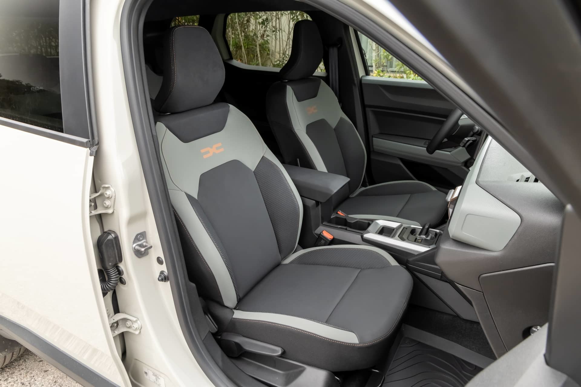 Vista lateral de los asientos del Dacia Duster, mostrando tapicería y espacio.