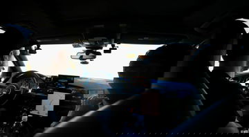 Vista delantera de la cabina de un Audi, mostrando el diseño del salpicadero y la disposición de los asientos.