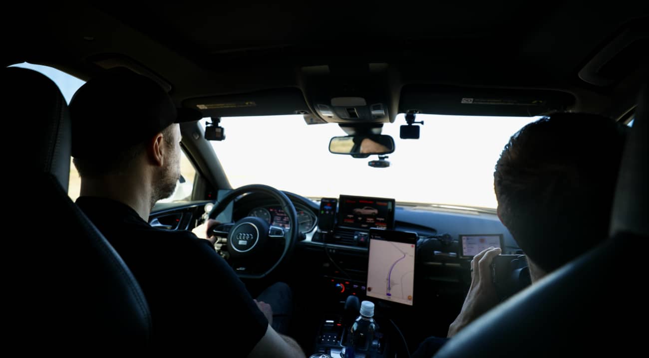 Vista delantera de la cabina de un Audi, mostrando el diseño del salpicadero y la disposición de los asientos.