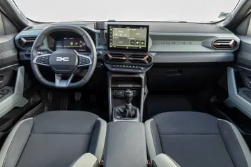 La imagen muestra el habitáculo del Dacia Duster con claridad y detalle.