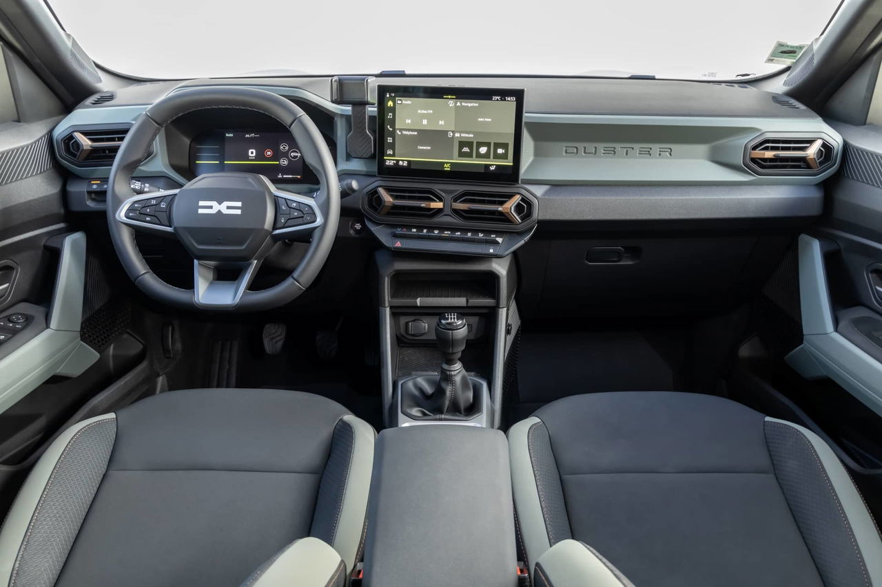 La imagen muestra el habitáculo del Dacia Duster con claridad y detalle.