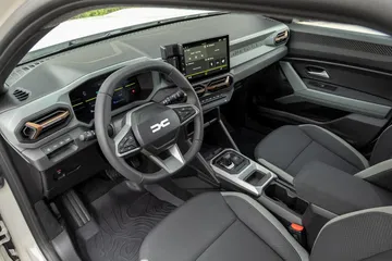 Cabina del Dacia Duster mostrando volante y asientos con diseño ergonómico