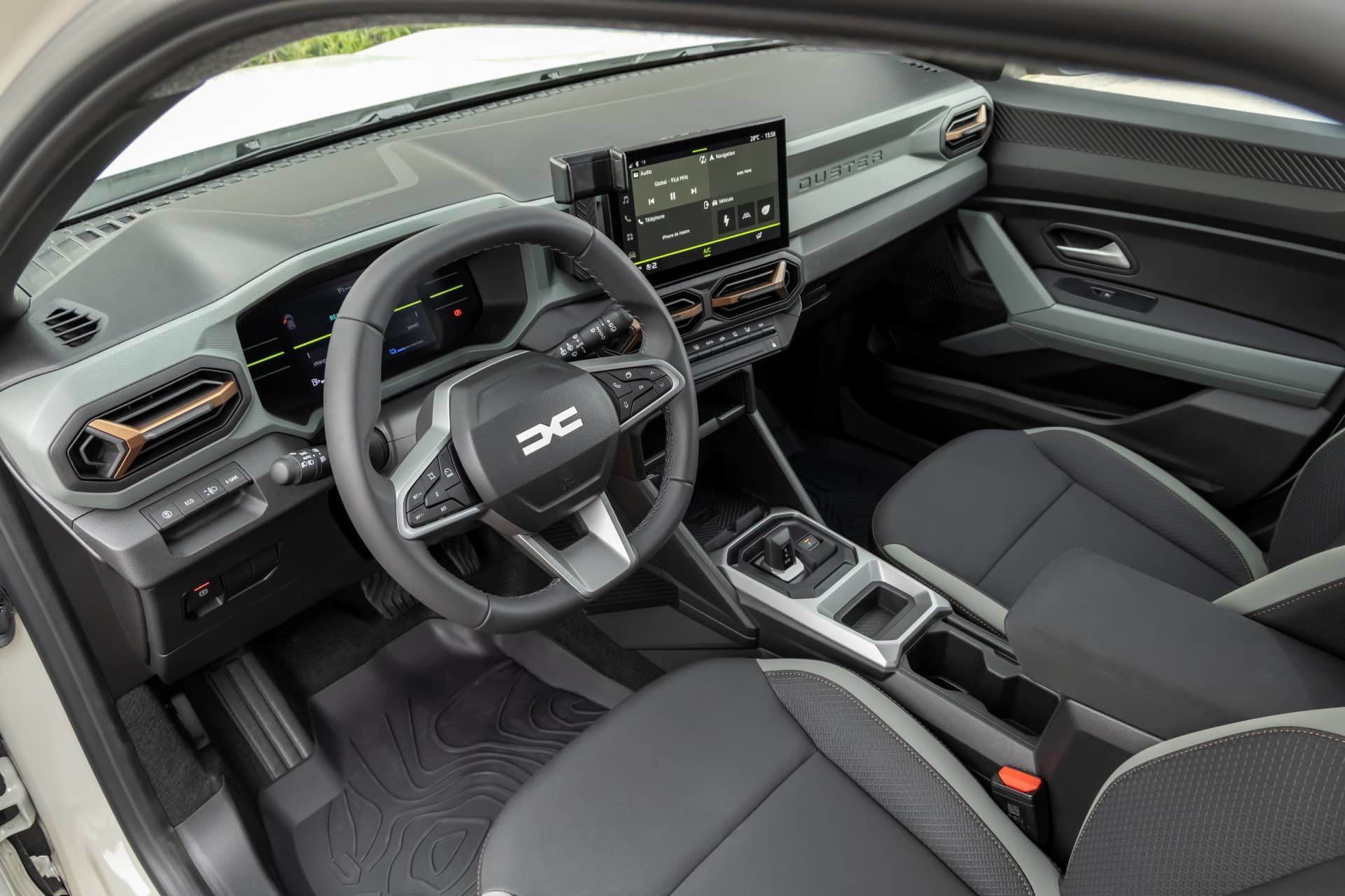 Cabina del Dacia Duster mostrando volante y asientos con diseño ergonómico