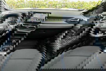Vista de la cabina del Dacia Duster enfocando el salpicadero y asientos delanteros