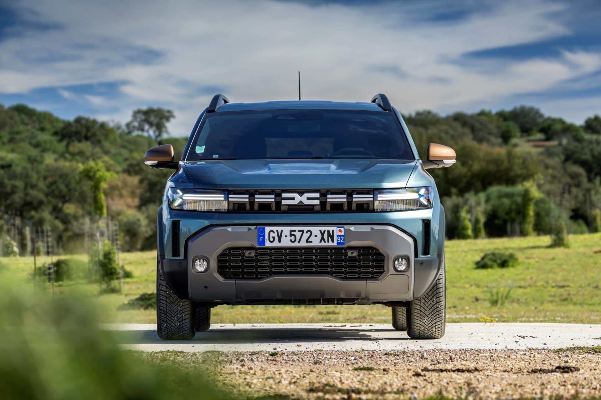 Vista frontal del Dacia Duster mostrando su robusto diseño