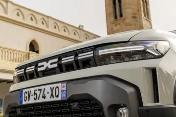 Vista frontal del Dacia Duster destacando la parrilla y el diseño de faros.