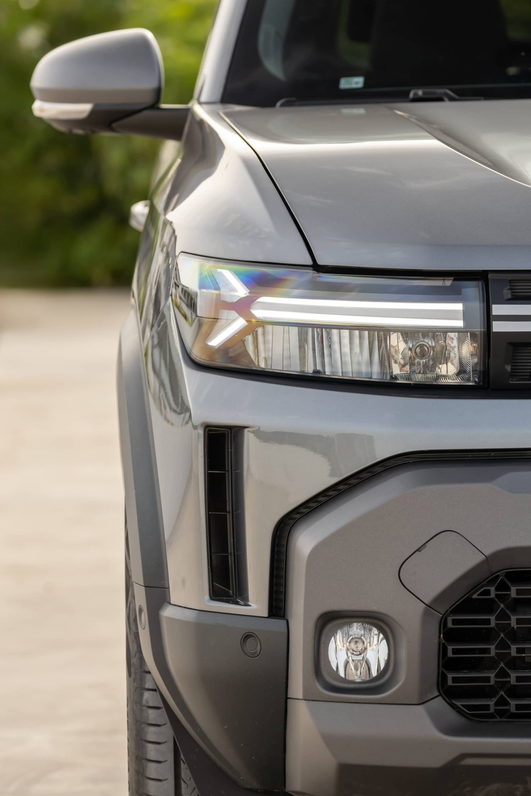 Primer plano del faro delantero del Dacia Duster, destacando su diseño moderno.