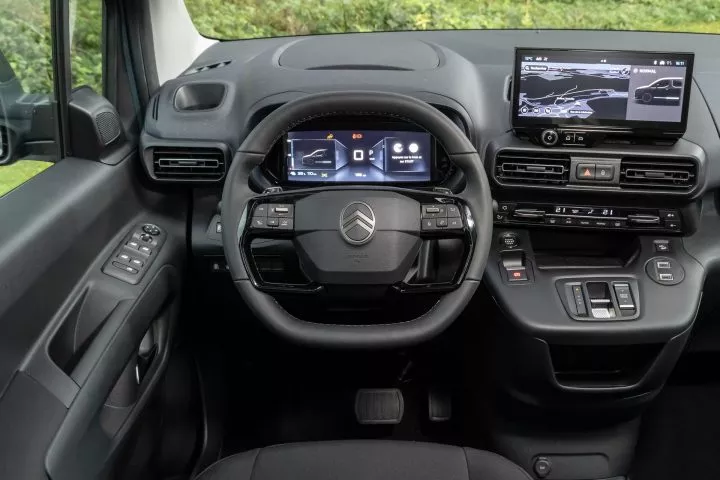 Vista detallada del tablero del Citroën Berlingo con pantalla central.