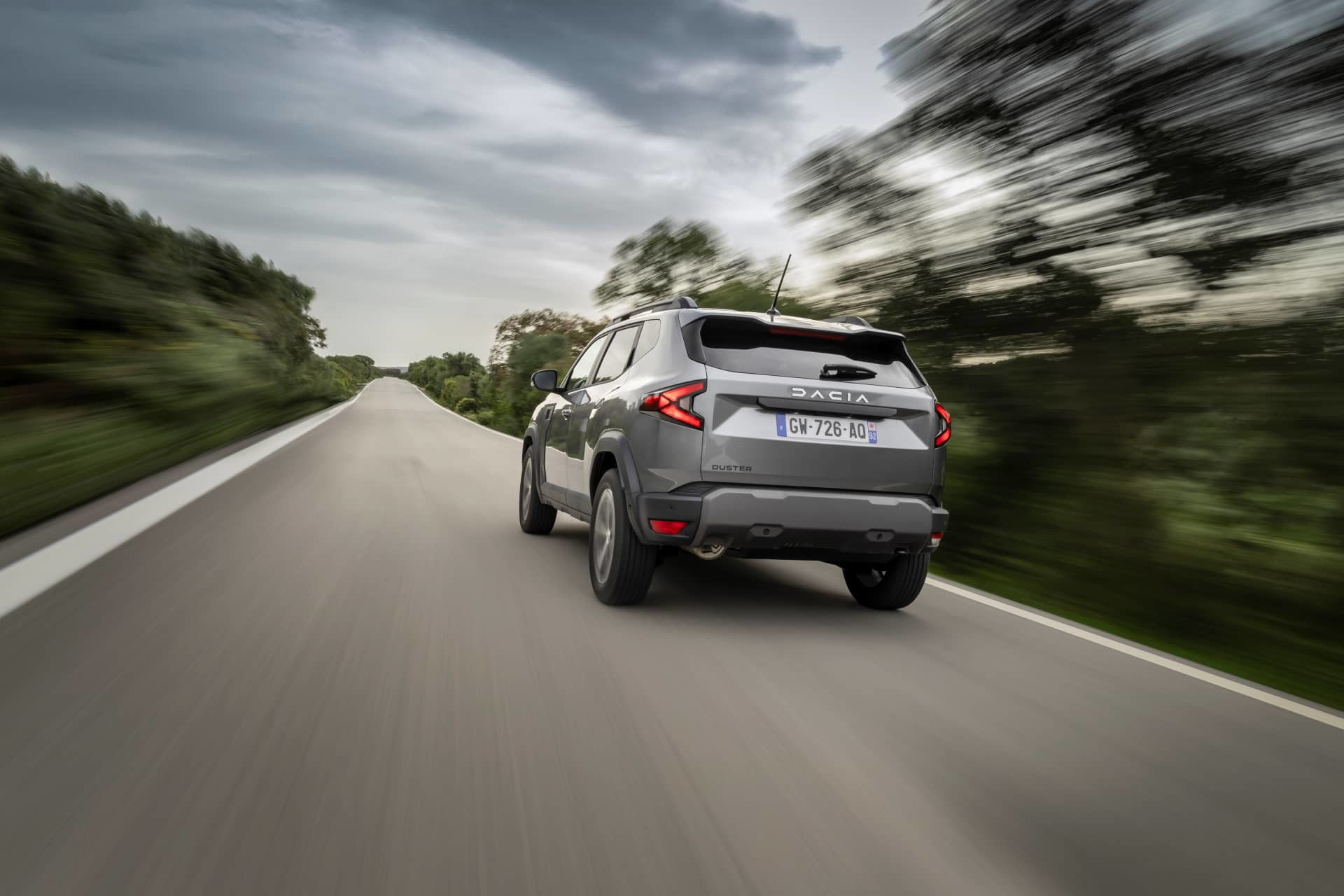 Vista en movimiento mostrando perfil y parte trasera del Dacia Duster