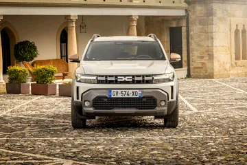 Vista frontal del Dacia Duster destacando su robusta parrilla y faros LED