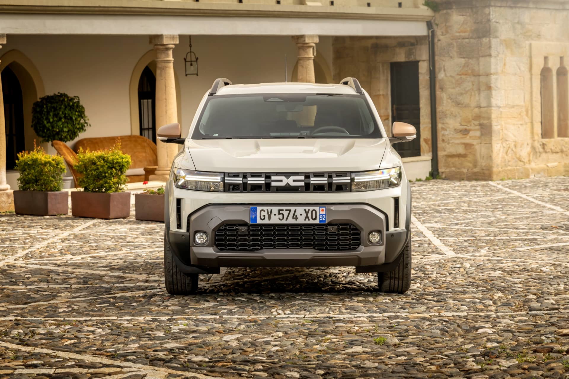 Vista frontal del Dacia Duster destacando su robusta parrilla y faros LED