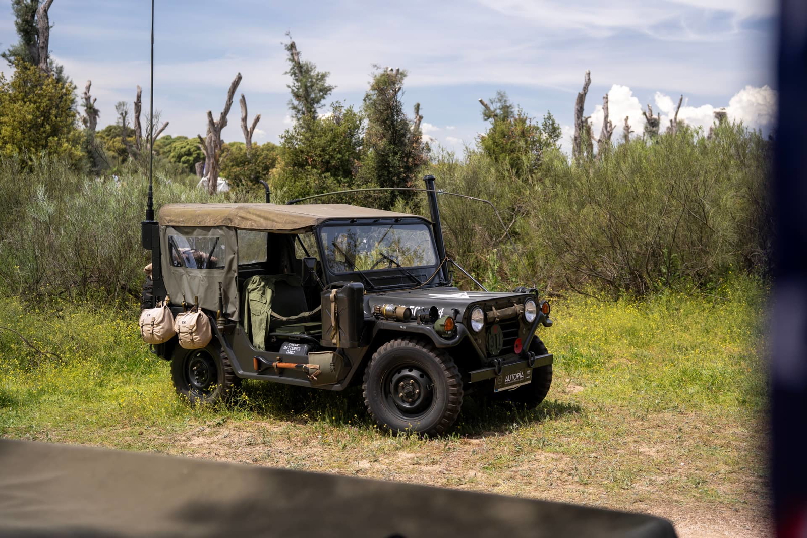 Vehículo militar todoterreno en entorno natural, excelente ejemplo de robustez y capacidad off-road. Vehículo militar todoterreno en entorno natural, excelente ejemplo de robustez y capacidad off-road.