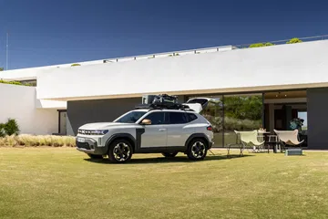 Perfil lateral del Dacia Duster mostrando su diseño robusto y líneas dinámicas.