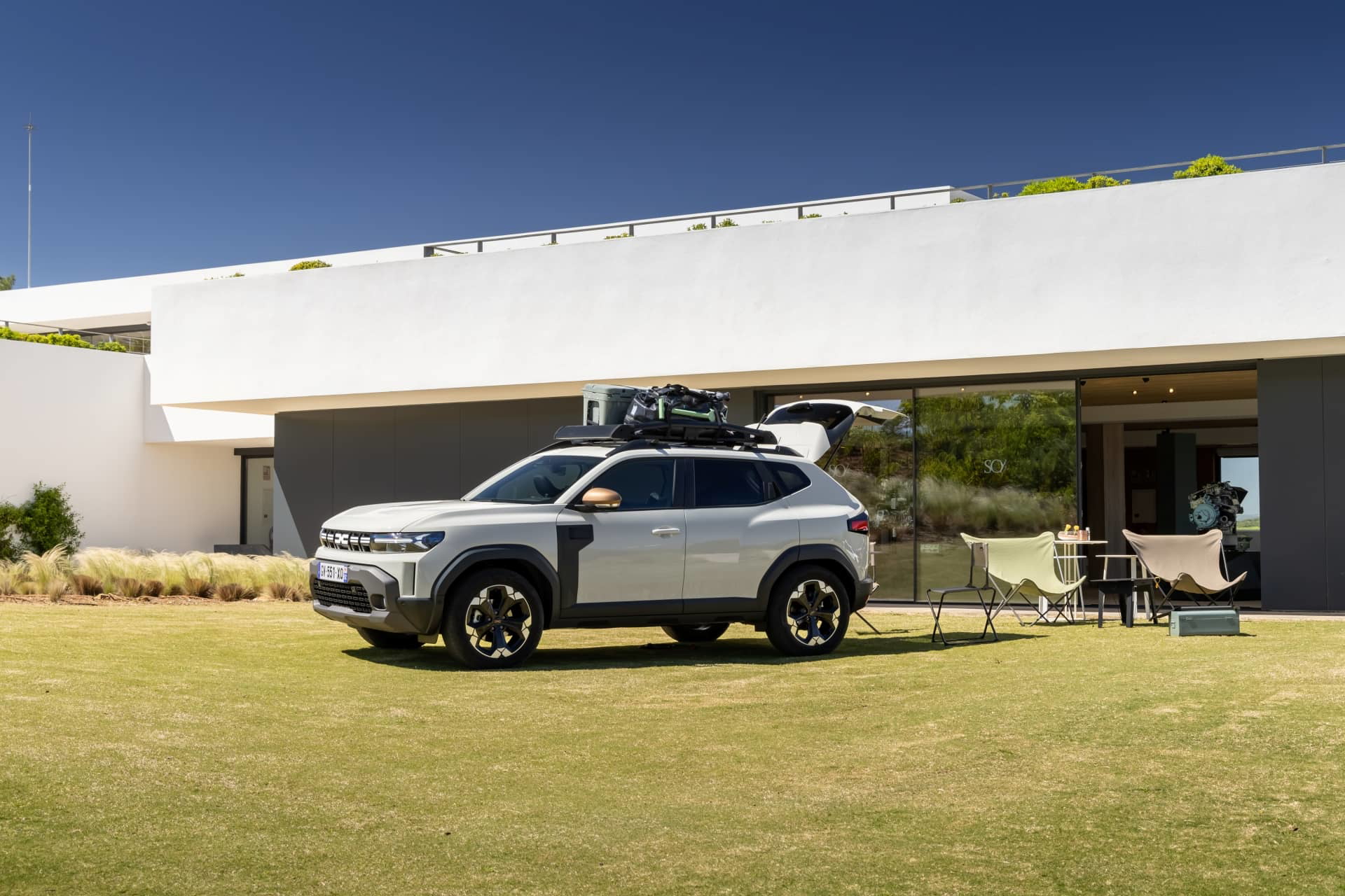 Perfil lateral del Dacia Duster mostrando su diseño robusto y líneas dinámicas.