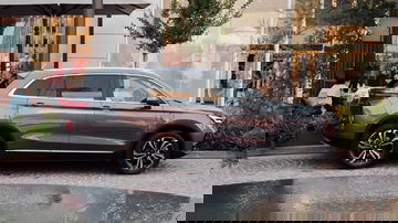 Elegante SUV en entorno urbano mostrando líneas dinámicas y diseño moderno.