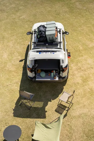 Dacia Duster equipado para aventura, vista superior muestra espacio y capacidad de carga.