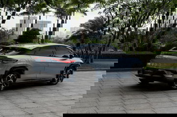 Vista trasera y lateral del vehículo, mostrando su diseño y proporciones.