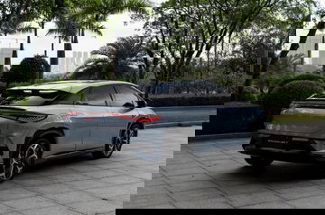 Imagen del nuevo SUV completamente eléctrico BYD en posición trasera-lateral, destacando su diseño aerodinámico.