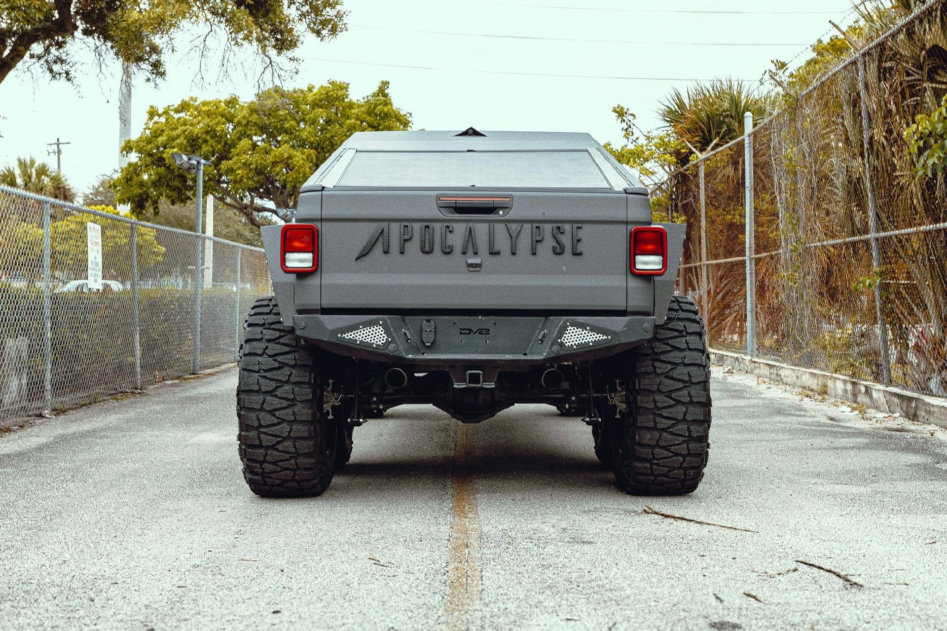 Robusta trasera Pickup Apocalypse con ruedas todoterreno y parachoques reforzado.