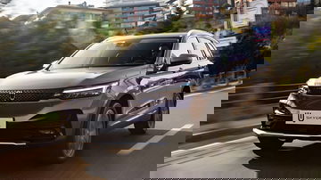 Dinámica de conducción del SUV captada en entorno urbano.