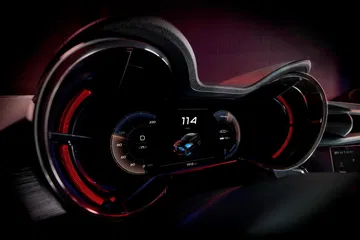 Vista de un volante deportivo con iluminación roja, enfocando en detalle y acabados.