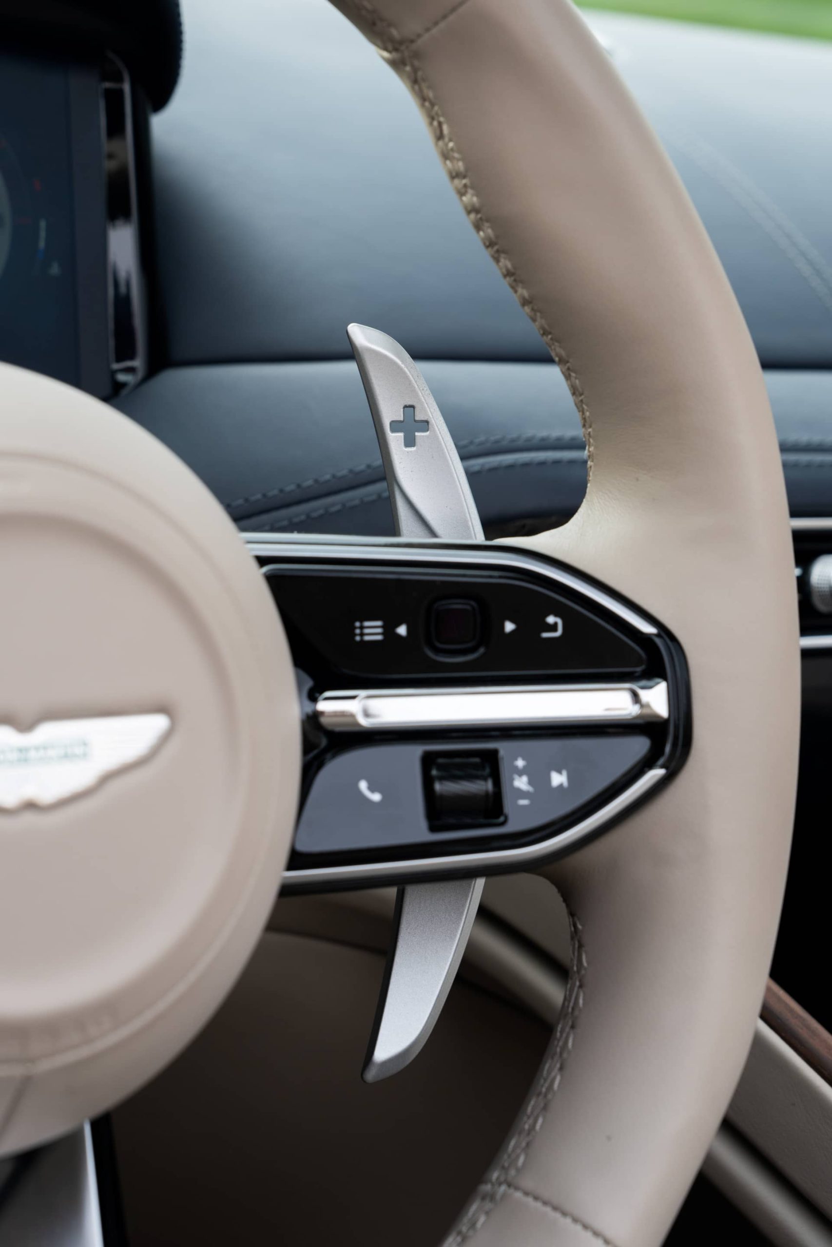 Detalle del volante y comandos del Aston Martin DB12 Volante.