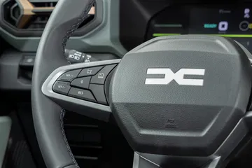 Volante multifunción con logo Dacia, muestra calidad y diseño mejorado.