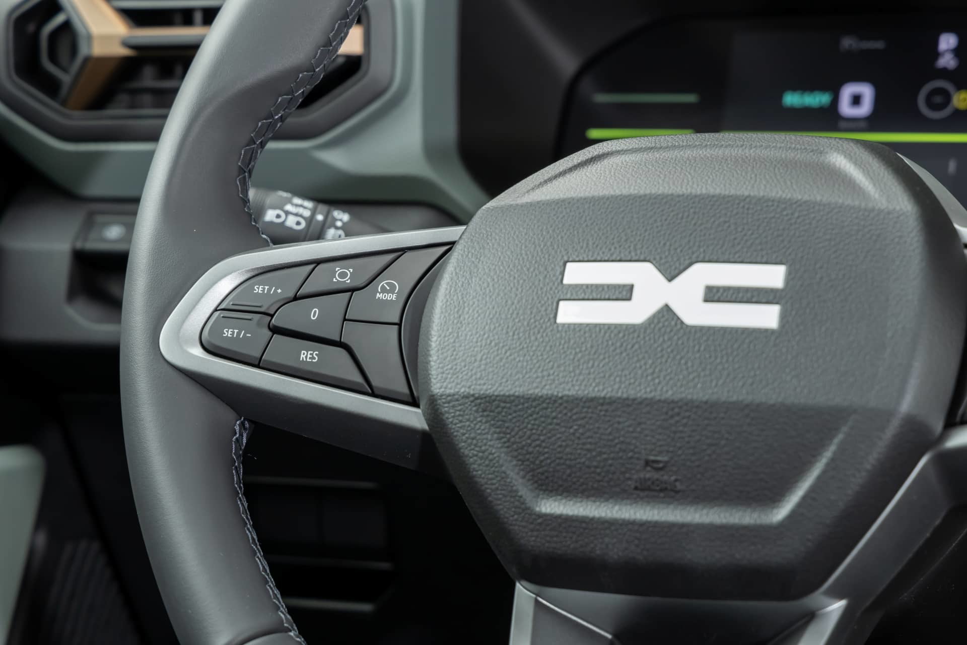 Volante multifunción con logo Dacia, muestra calidad y diseño mejorado.