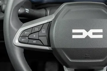 Imagen del volante del Dacia Duster destacando su diseño ergonómico y controles integrados.