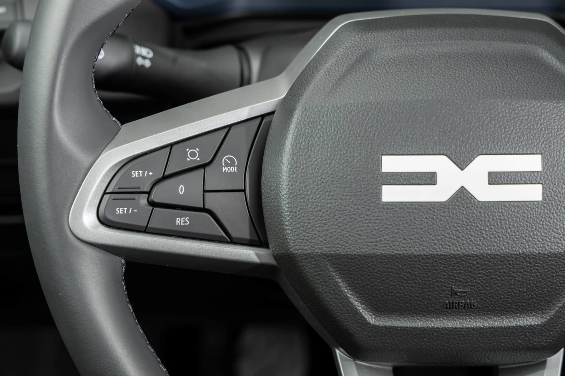 Imagen del volante del Dacia Duster destacando su diseño ergonómico y controles integrados.