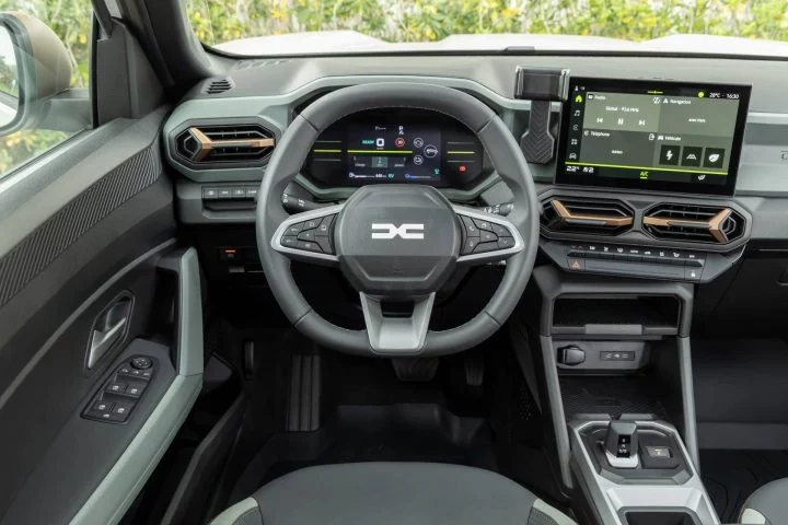 Vista del volante e instrumentación digital del Dacia Duster.