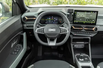 Vista del volante e instrumentación digital del Dacia Duster.