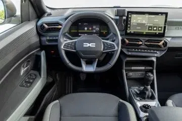 Volante y sistema de infotainment del Dacia Duster, visión clara del habitáculo. Volante y sistema de infotainment del Dacia Duster, visión clara del habitáculo.