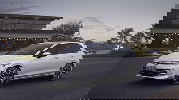 Volkswagen Golf Edition 50 en acabado especial, mostrando su perfil delantero y lateral.