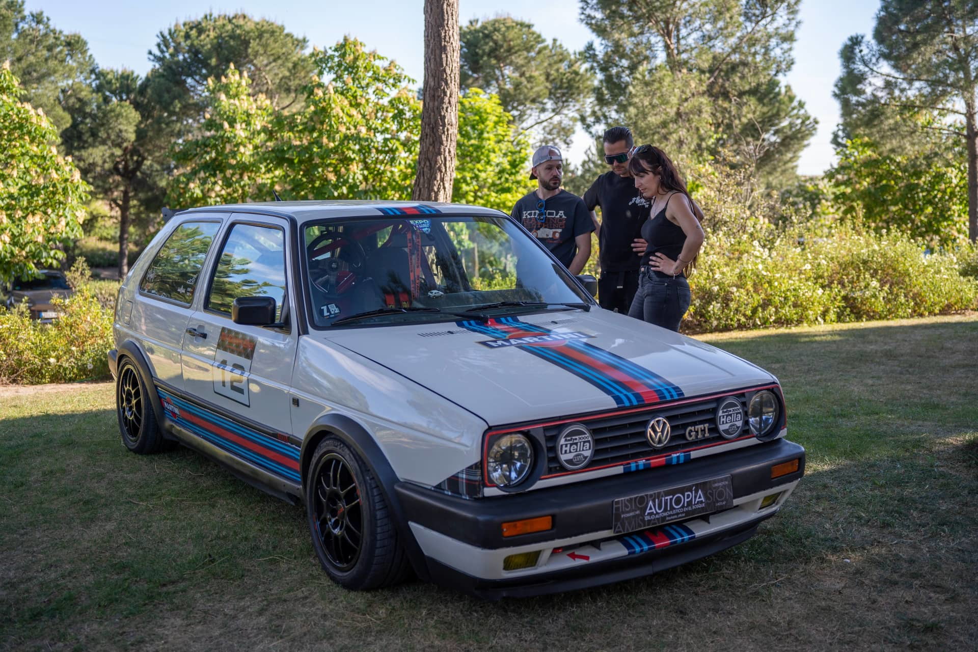 Volkswagen Golf GTI clásico en exhibición, impecable estado de conservación.