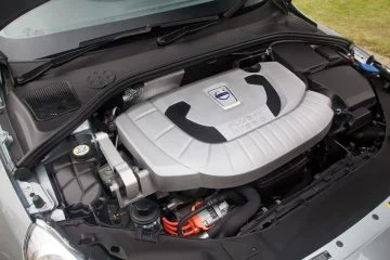 Vista del motor híbrido Volvo V60 D6 Plug-in Hybrid, enfocando potencia y eficiencia.