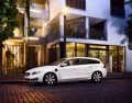 Volvo V60 D6 PHEV en ambiente urbano, iluminación nocturna realza líneas elegantes.